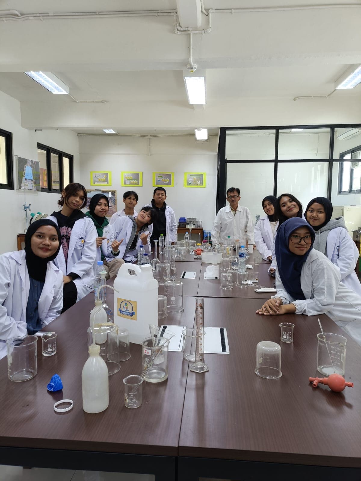 Grup mahasiswa Teknik Lingkungan STT PU Jakarta berfoto bersama di laboratorium kimia lingkungan setelah sesi praktikum