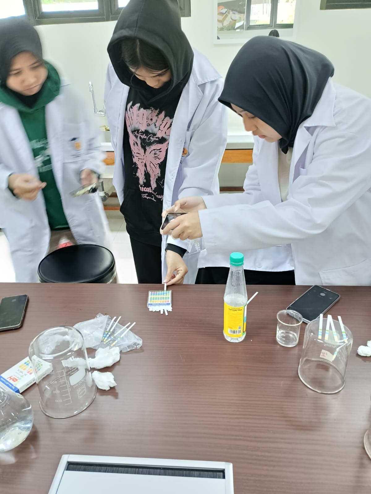 Praktikum analisis kualitas air mahasiswa Teknik Lingkungan STT PU Jakarta